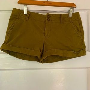 Old Navy olive green Perfect 3.5” khaki shorts, women’s size 8